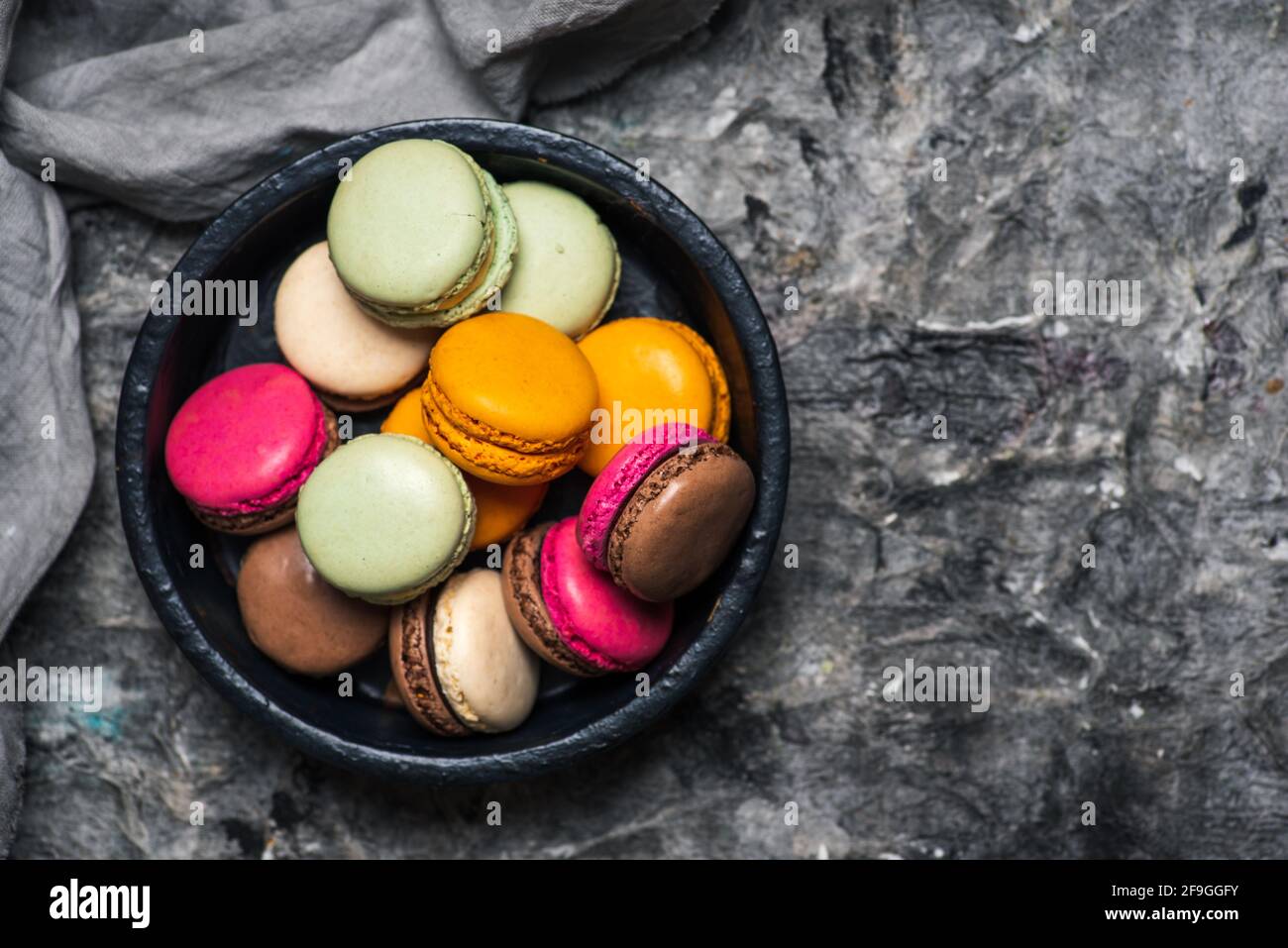 Süßspeisen mit Macaron oder Makronen Stockfoto