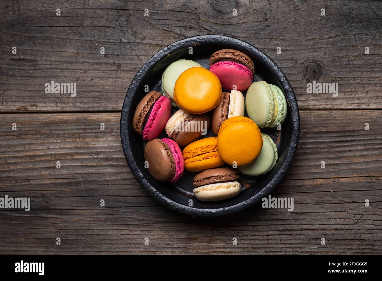 Süßspeisen aus Macaron oder Makronen auf einem Holztisch Tischansicht Stockfoto
