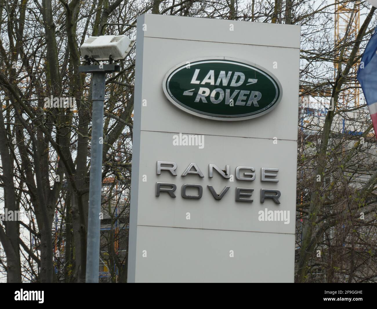 Köln, Deutschland. April 2021. Logo, Schriftzug des britischen Automobilherstellers Land Rover Range Rover Credit: Horst Galuschka/dpa/Horst Galuschka dpa/Alamy Live News Stockfoto