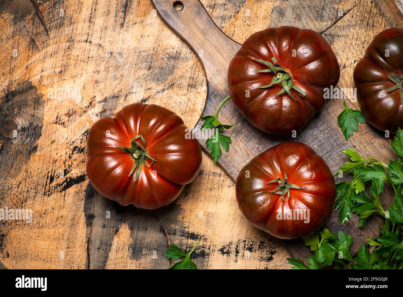 Primora Tomate auf einem rustikalen Holztisch Draufsicht Stockfoto