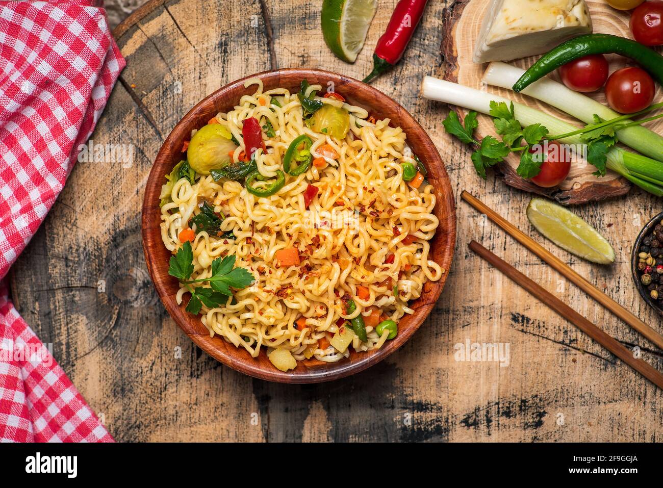 Asiatische Instant-Nudeln-Mahlzeit in einer Schüssel Tischansicht Stockfoto