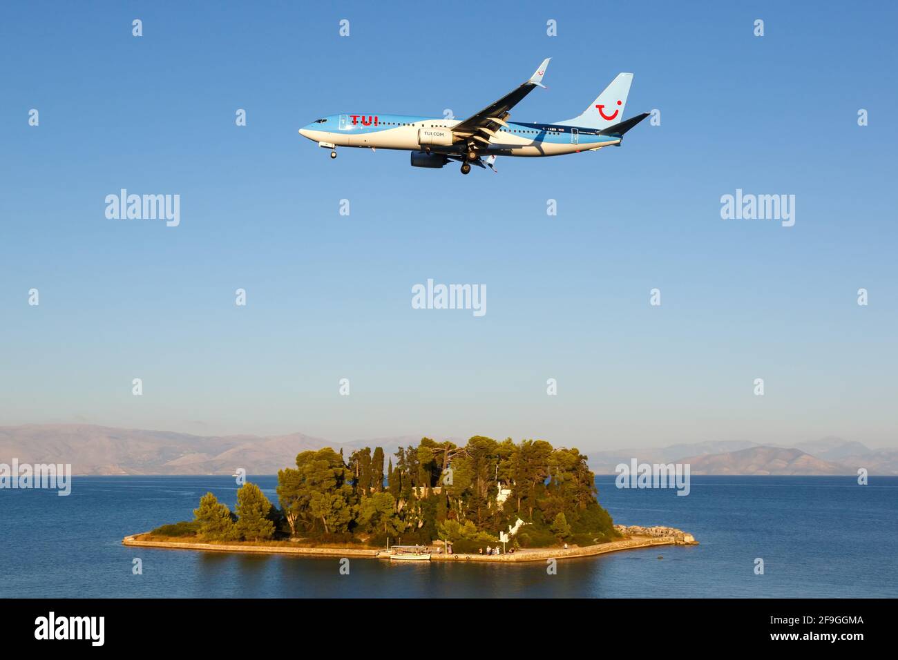 Korfu, Griechenland – 15. September 2017: TUI Boeing 737 am Flughafen Korfu (CFU) in Griechenland. Boeing ist ein Flugzeughersteller mit Sitz in Seattle, Washington. Stockfoto