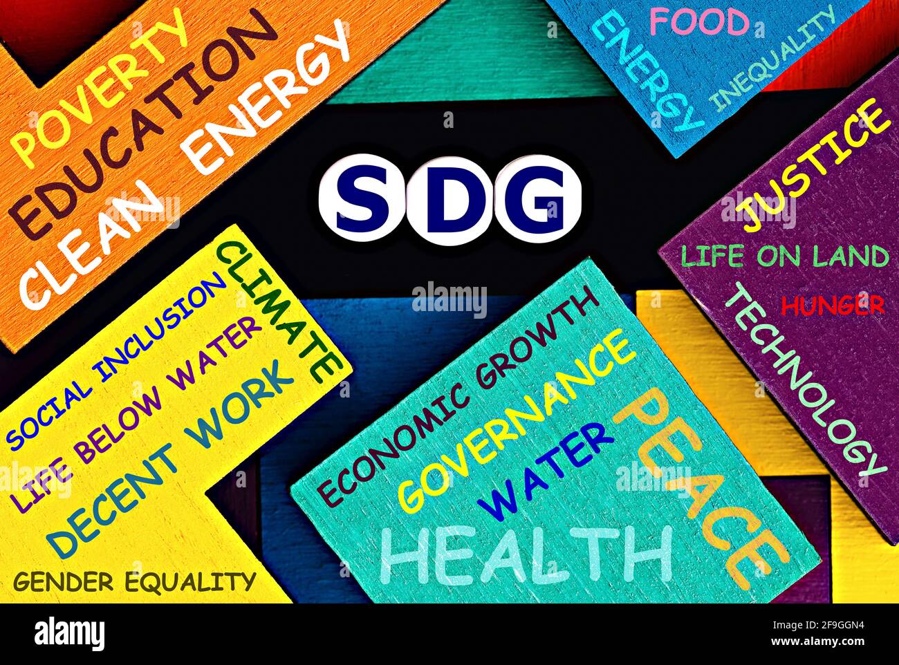 Foto zum Thema SDG (Sustainable Development Goals). Das Akronym „SDG“ auf einem farbenfrohen Hintergrund. Image des Konzepts der nachhaltigen Entwicklung Stockfoto