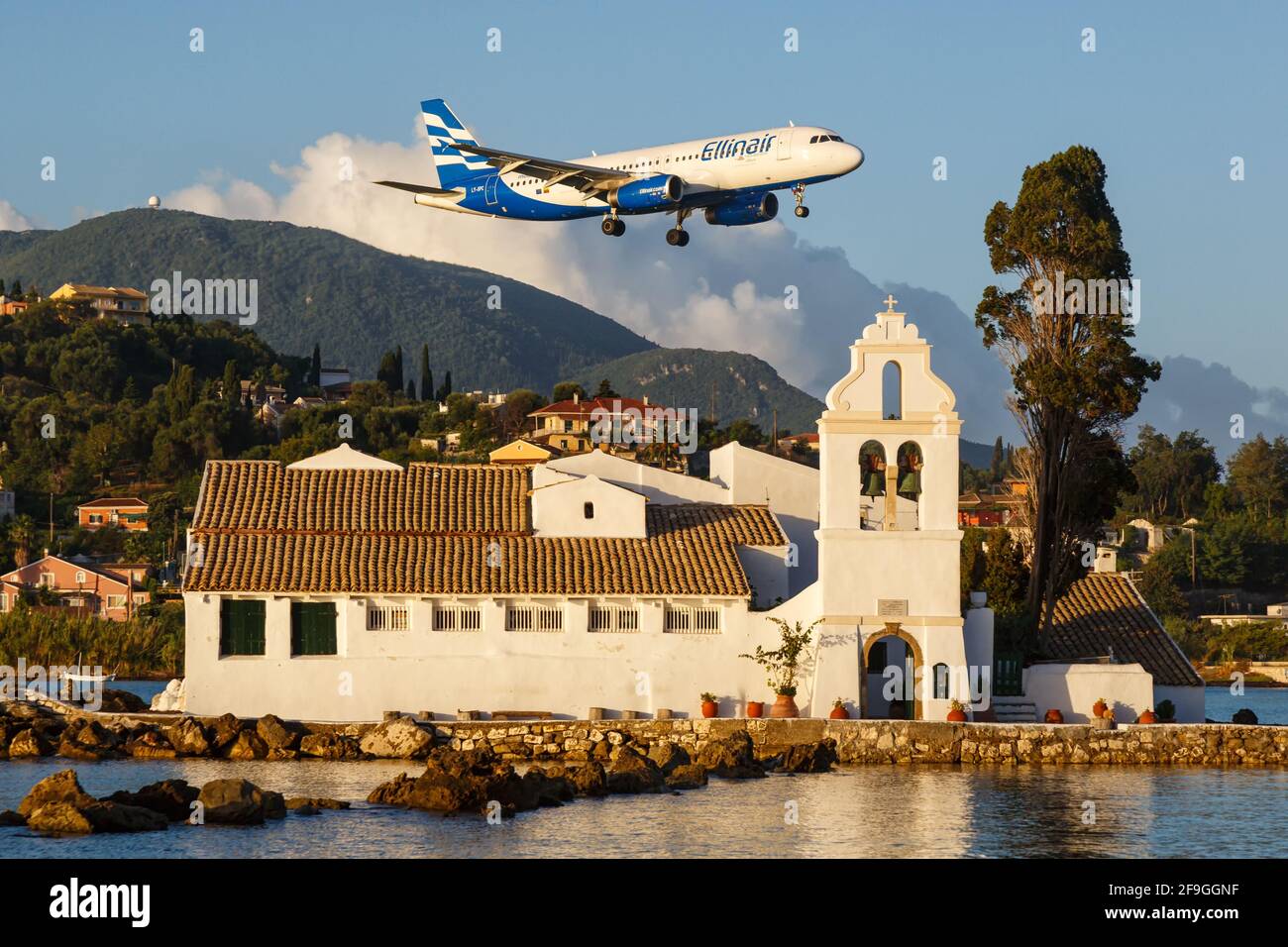Korfu, Griechenland - 13. September 2017: Ein Airbus A320 Flugzeug der Ellinair mit dem Kennzeichen LY-SPC landet auf dem Flughafen Korfu (CFU) in GRI Stockfoto