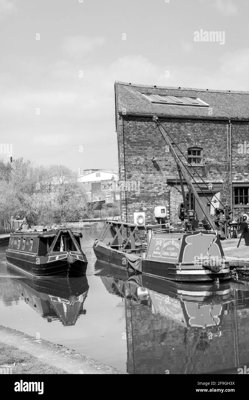 Kanal-Schmalboot vorbei an der Töpferfabrik Middleport auf dem Trient Und den Mersey-Kanal, der durch Middleport Stoke On führt Trent Staffordshire Stockfoto