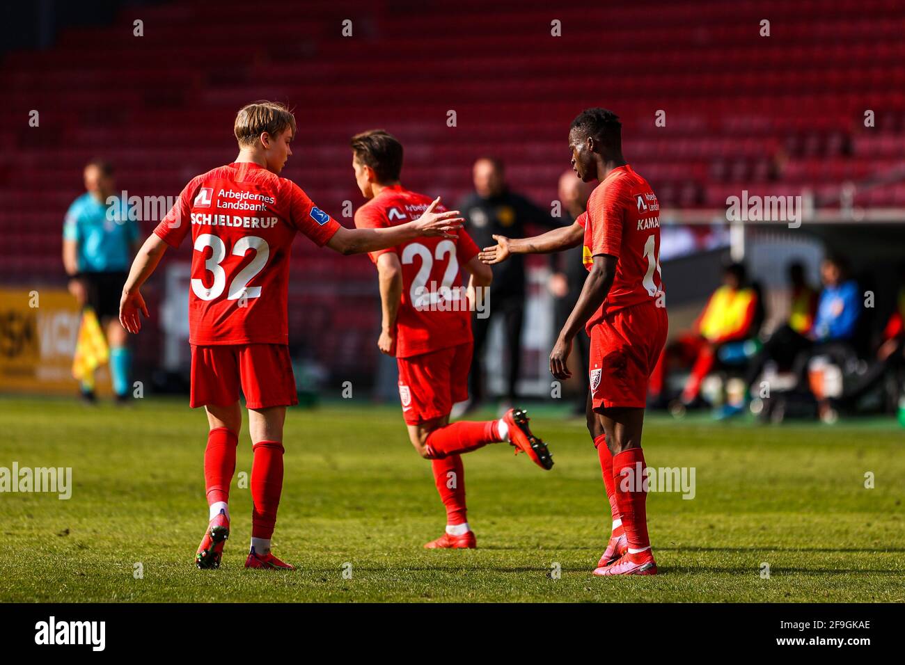 Kopenhagen, Dänemark. April 2021. Kamal-Deen Sulemana (10) vom FC Nordsjaelland punktet und wird vom Teamkollegen Andreas Schjelderup (32) beim 3F Superliga-Spiel zwischen dem FC Kopenhagen und dem FC Nordsjaelland in Parken in Kopenhagen gefeiert. (Foto: Gonzales Photo/Alamy Live News Stockfoto