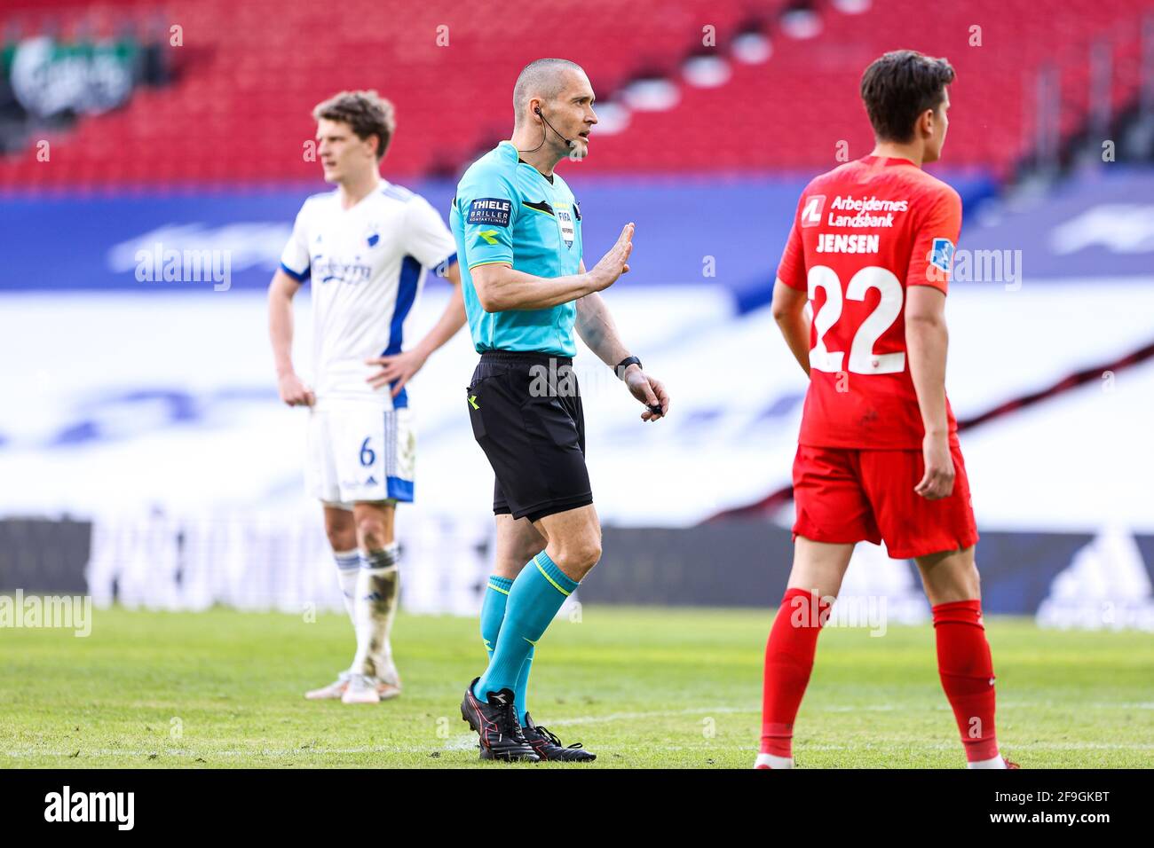 Kopenhagen, Dänemark. April 2021. Fußballschiedsrichter Mads Kristoffer-Kristoffersen gesehen während des 3F Superliga-Spiels zwischen dem FC Kopenhagen und dem FC Nordsjaelland in Parken in Kopenhagen. (Foto: Gonzales Photo/Alamy Live News Stockfoto