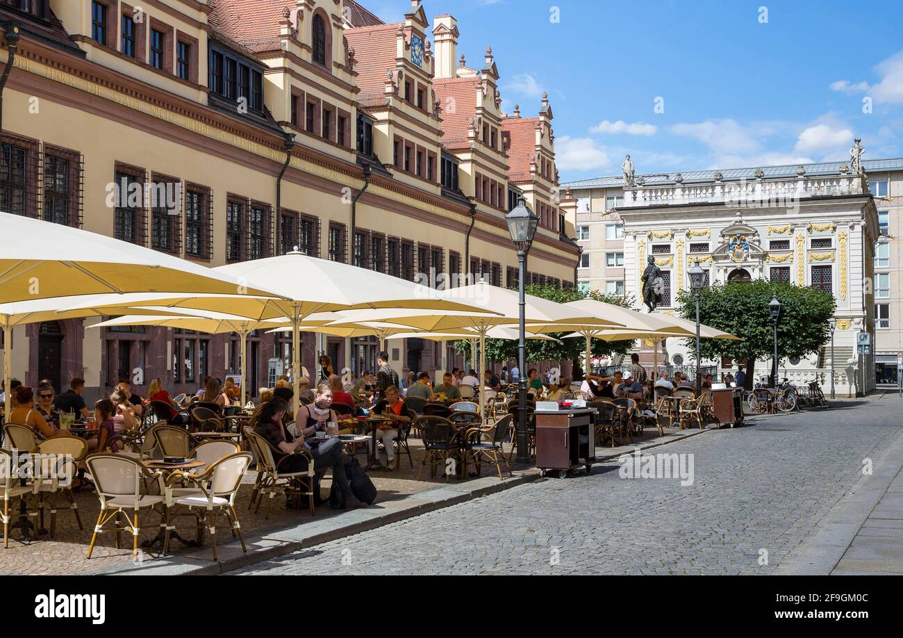 Naschmarkt mit Straßencafé und alter Börse, Leipzig, Sachsen, Deutschland Stockfoto