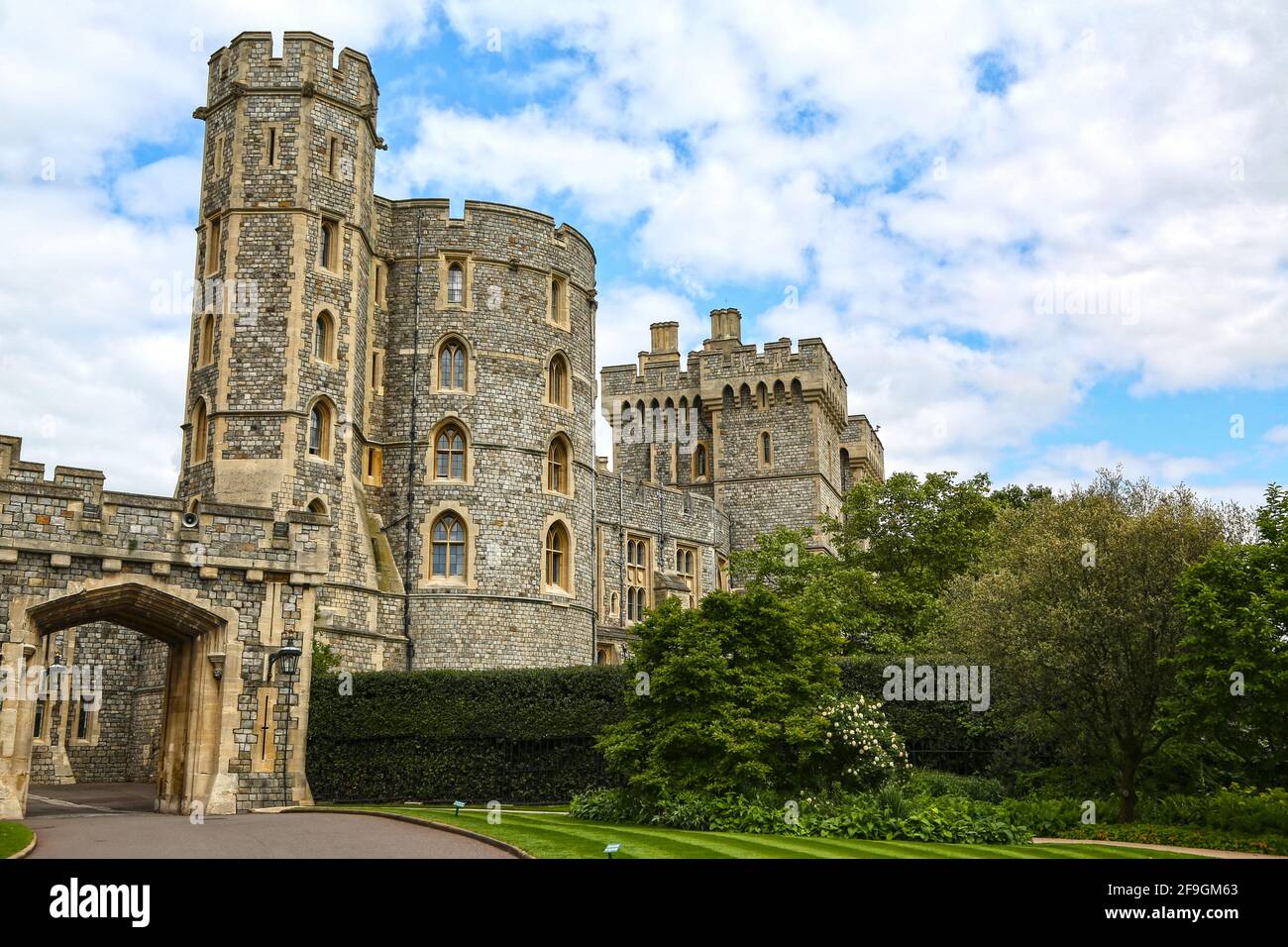 London, Großbritannien - 25. Mai 2016: Schloss Windsor, St. George’s Gate und King Edward III Tower an einem Frühlingstag. Stockfoto
