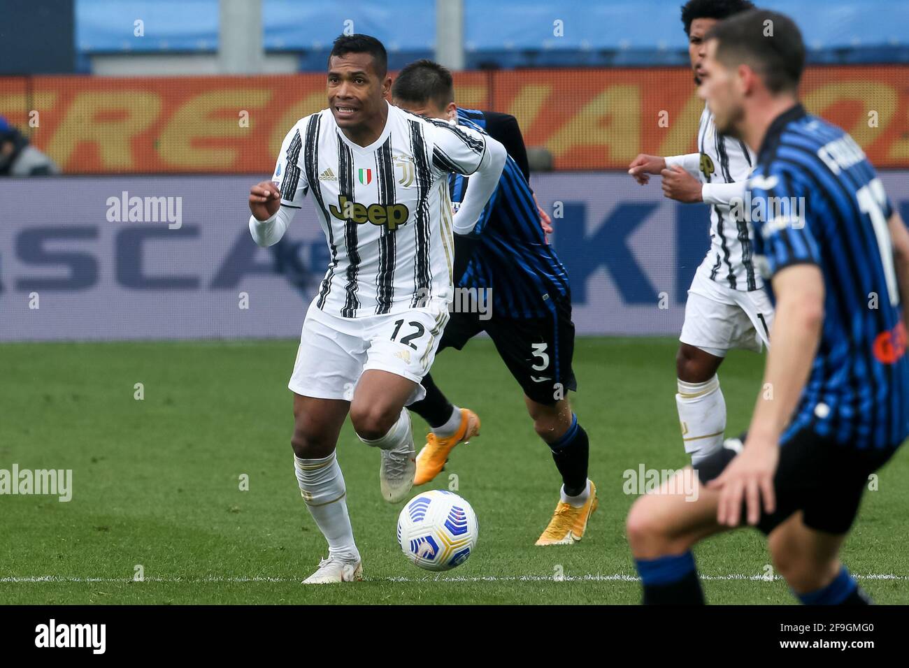 BERGAMO, ITALIEN - 18. APRIL: Alex Sandro von Juventus während des Serie-A-Spiels zwischen Atalanta Bergamo und Juventus im Gewiss-Stadion am 18. April 2021 in Bergamo, Italien (Foto: Ciro Santangelo/Orange Picches) Stockfoto