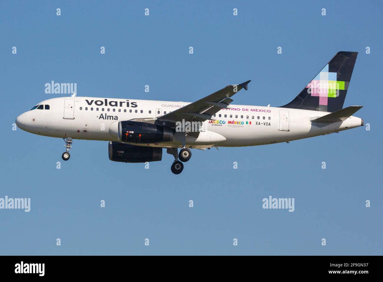 Los Angeles, USA - 21. Februar 2016: Volaris Airbus A319 am Flughafen Los Angeles (LAX) in den USA. Stockfoto