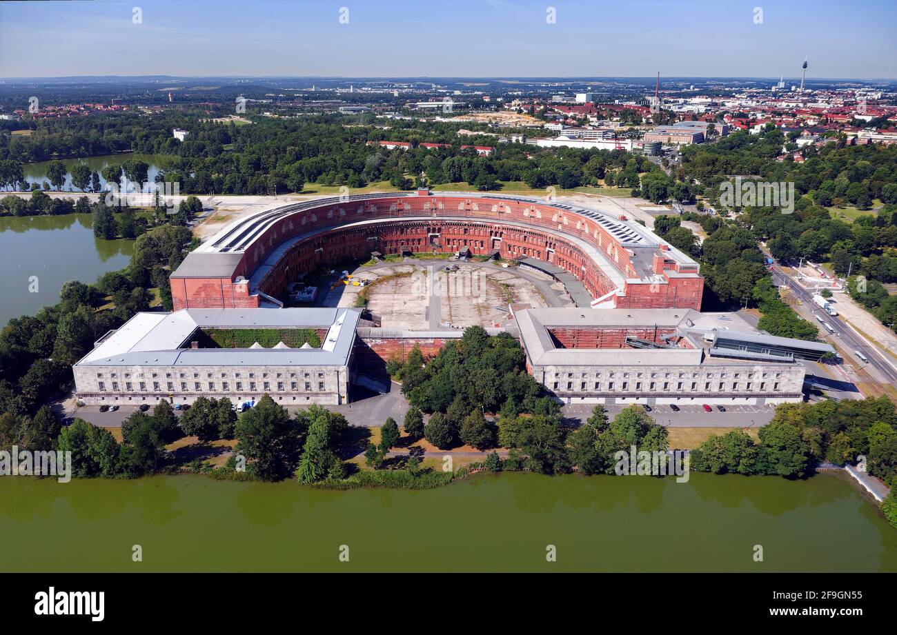 Vorne großer Dutzendteich, links Serenadenhof, rechts Dokumentationszentrum, hinter unvollendetem Kongresssaal der NSDAP 1933-1945, ehemaliger Nazi Stockfoto