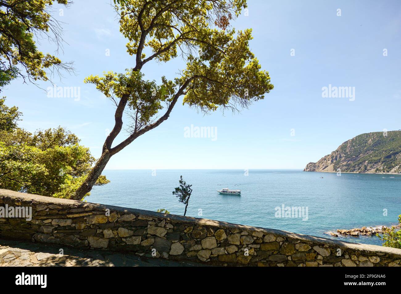 Blick vom Wanderweg auf die wunderschöne Küste und den Strand des mittelmeers in der Nähe des Dorfes Monterosso al Mare im Frühsommer, Cinque Terre Liguria Ita Stockfoto