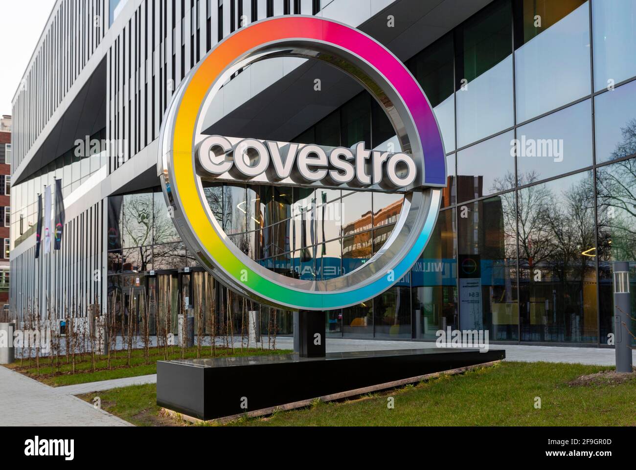 Logo des Kunststoffkonzerns Covestro vor der Unternehmenszentrale im Chempark Leverkusen, Leverkusen, Nordrhein-Westfalen, Deutschland Stockfoto