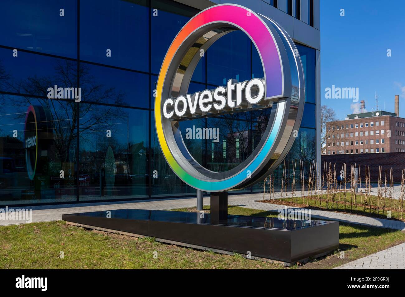 Logo des Kunststoffkonzerns Covestro vor der Unternehmenszentrale im Chempark Leverkusen, Leverkusen, Nordrhein-Westfalen, Deutschland Stockfoto