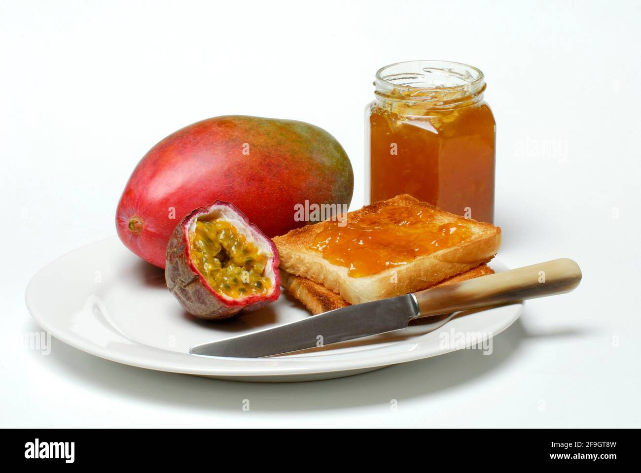 Mango-Passionsfrucht Marmelade auf Toast, Marmelade, Marmelade, Passionsfrucht, Konfitüre, Messer, Toast Stockfoto
