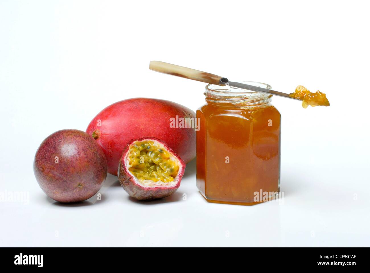 Mango-Passionsfrucht Marmelade, Marmelade, Passionsfrucht, Konfitüre, Messer Stockfoto