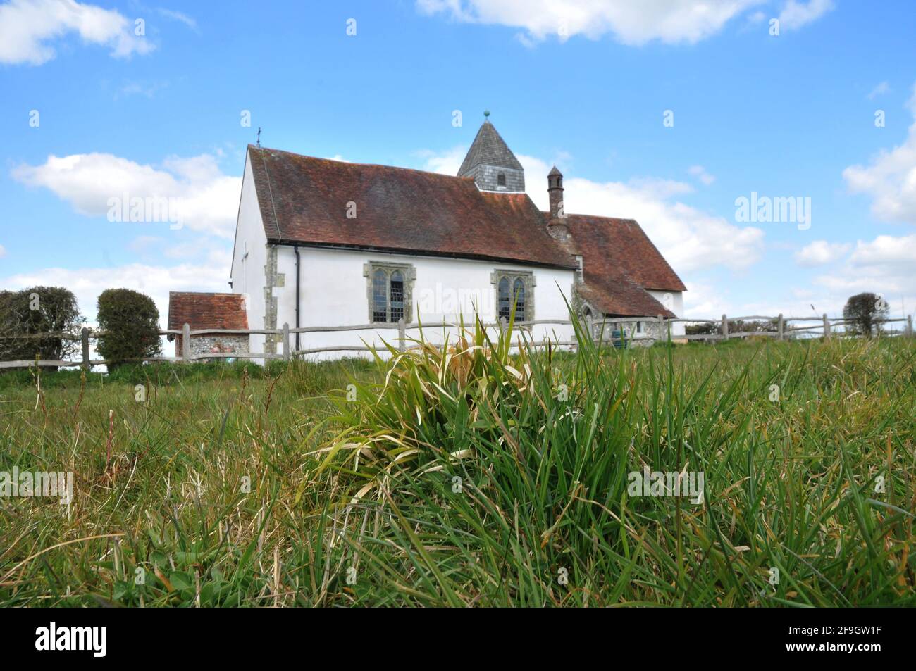 DIE KIRCHE ST HUBERT'S AUS DEM 11. JAHRHUNDERT STAMMT AUS DEM JAHR 1053 IM IDSWORTH , HAMPSHIRE PIC MIKE WALKER 2021 Stockfoto