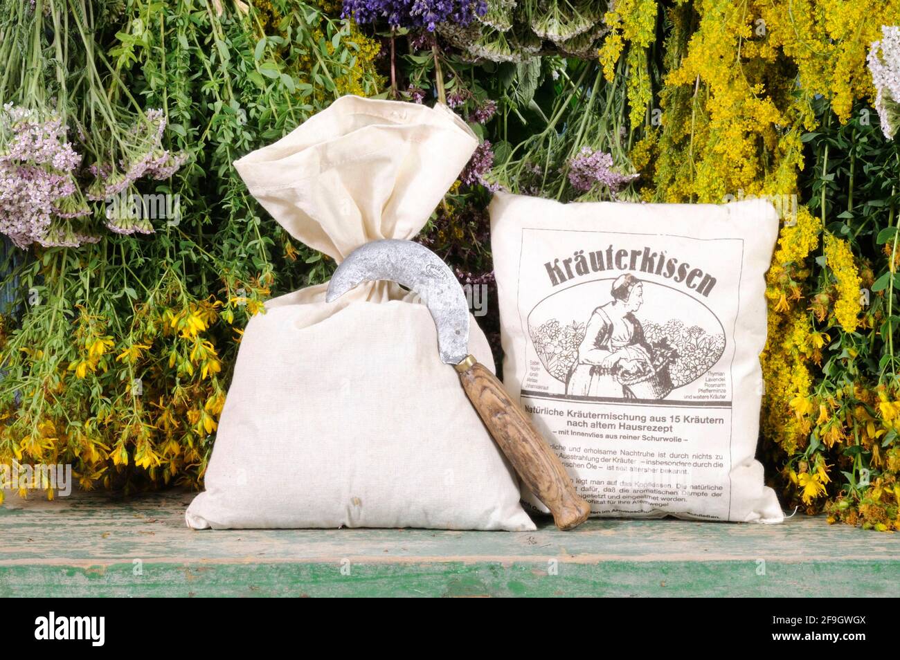 Zum Trocknen aufgehängte Kräuterkissen und Kräuter, Johanniskraut, Schafgarbe, Minze, Zitronenmelisse, Bettstroh (Hypericum perforatum) (Achillea millefolium) (Galium Stockfoto