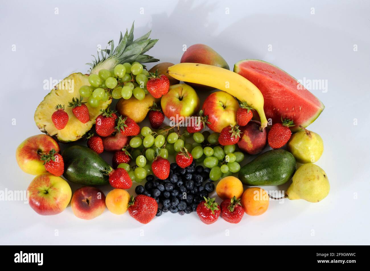 Verschiedene Arten von Früchten, Apfel, Banane, Erdbeere, Wassermelone, Birne, Trauben, Ananas, Avocado, Pfirsich, Melone Stockfoto