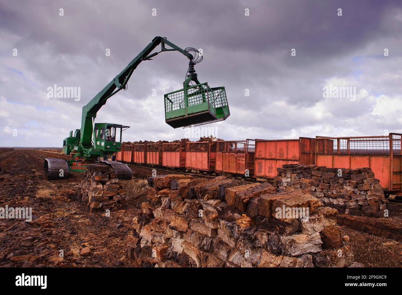 Industrielle Torfgewinnung, Verladung von Waggons aus der Torffabrik, Goldenstedter Moor, Niedersachsen, Deutschland Stockfoto