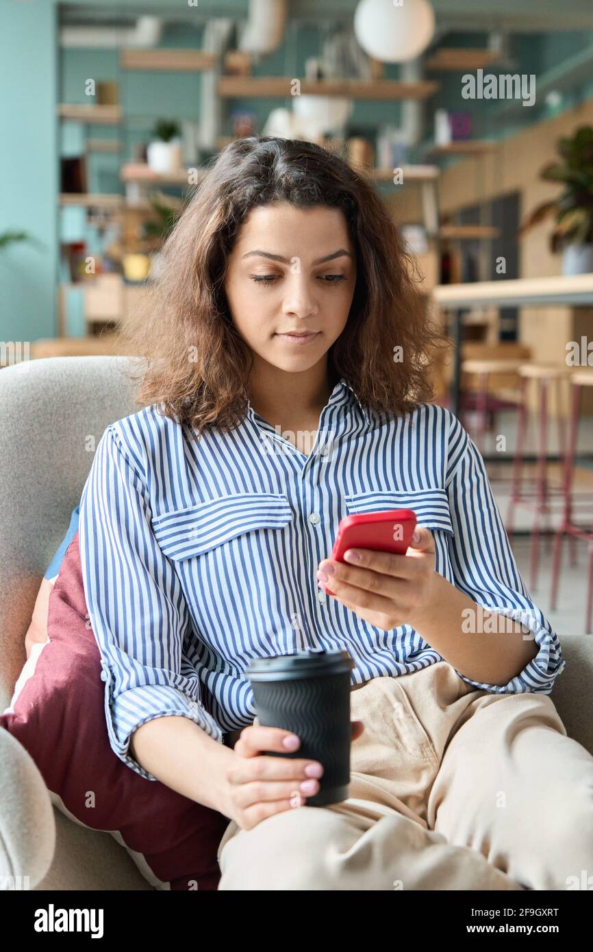 Lateinisches Teenager Mädchen sitzend mit Smartphone-App suchen Social Media. Stockfoto