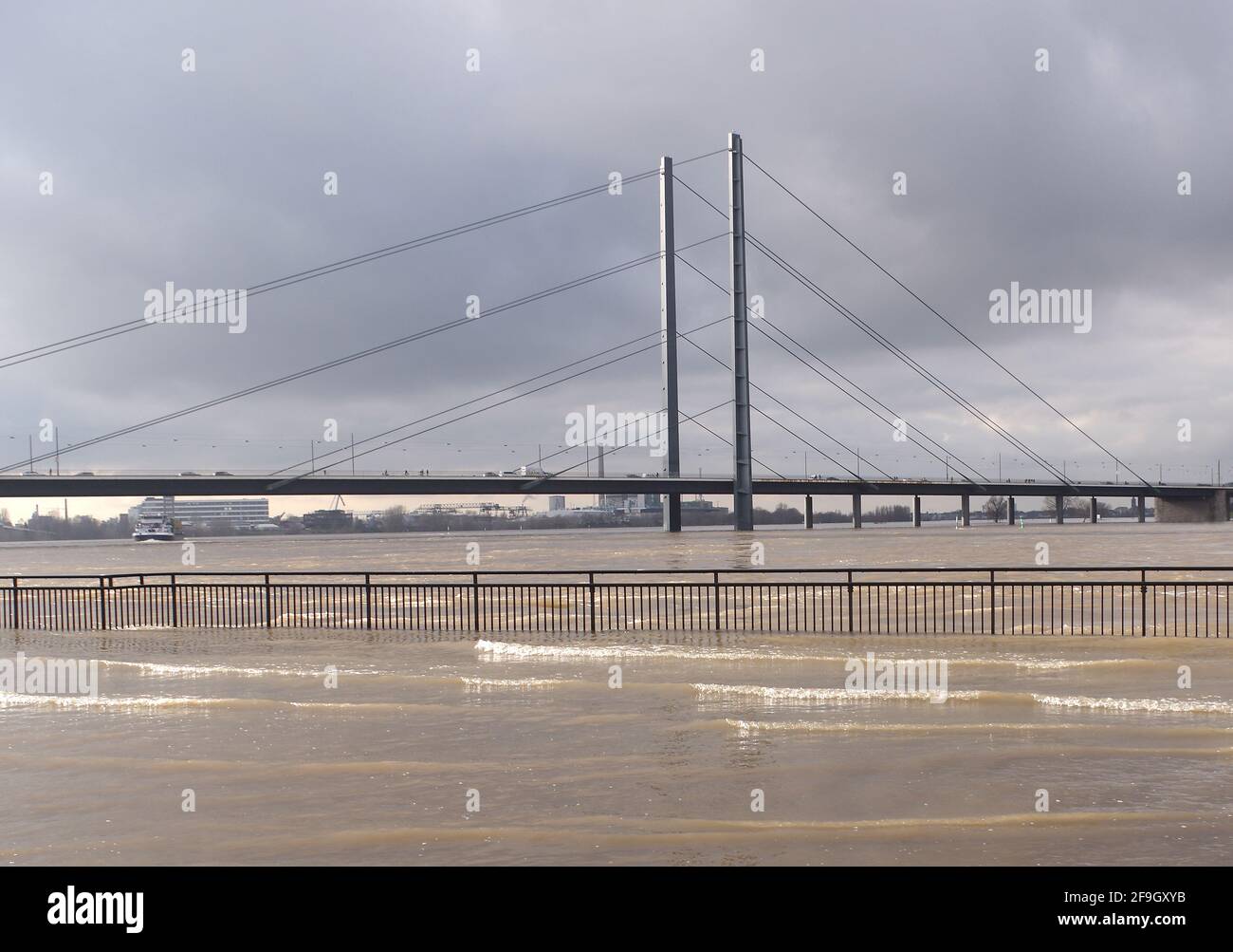 Düsseldorf, Deutschland - 05. Februar 2021 - Winterfluten des Rheins in der Stadt Düsseldorf Stockfoto