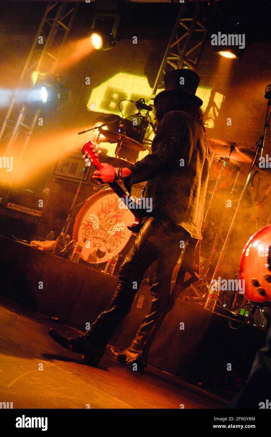 Slash of Camp Freddy tritt beim Launch des neuen PLAYSTATION 3, Best Buy West Hollywood, Los Angeles, CA, am 16. November 2006 auf. Stockfoto