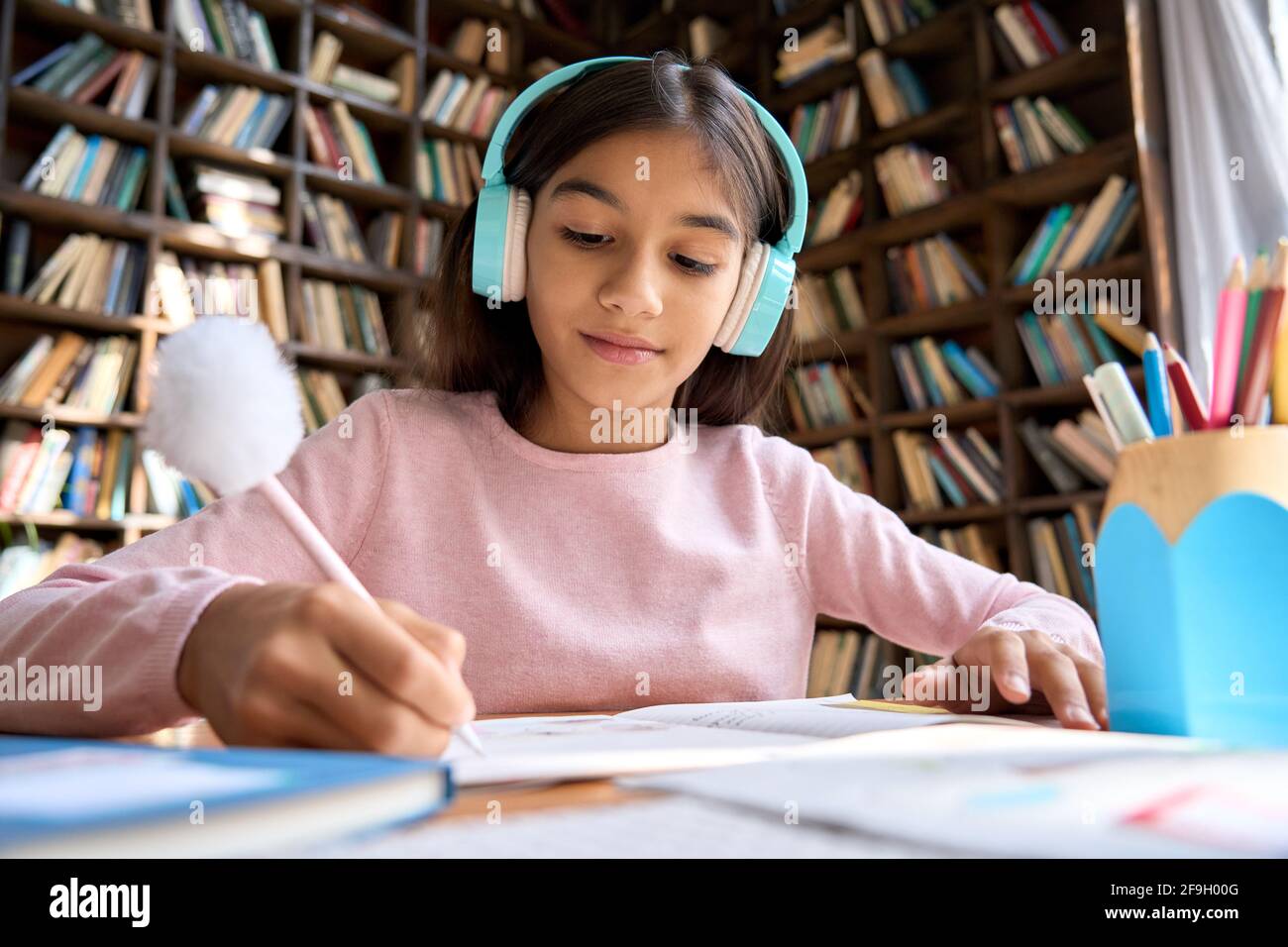 Ziemlich indische Schüler online lernen auf Laptop zu Hause virtuellen Klassenzimmer. Stockfoto