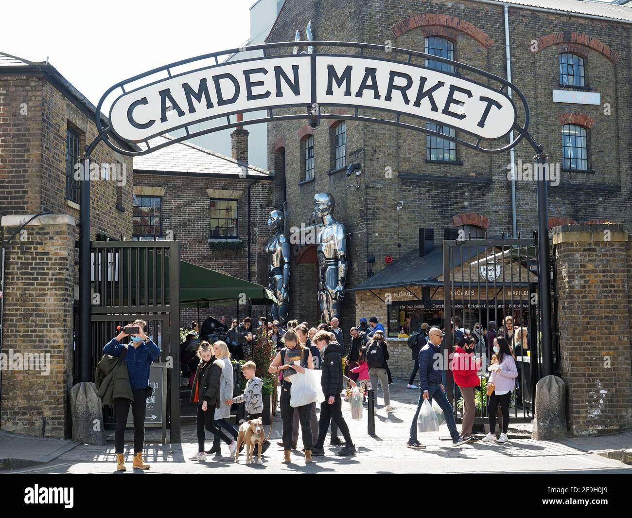 Blick auf den geschäftigen Eingang zum Camden Market auf Chalk Farm Road in London Stockfoto