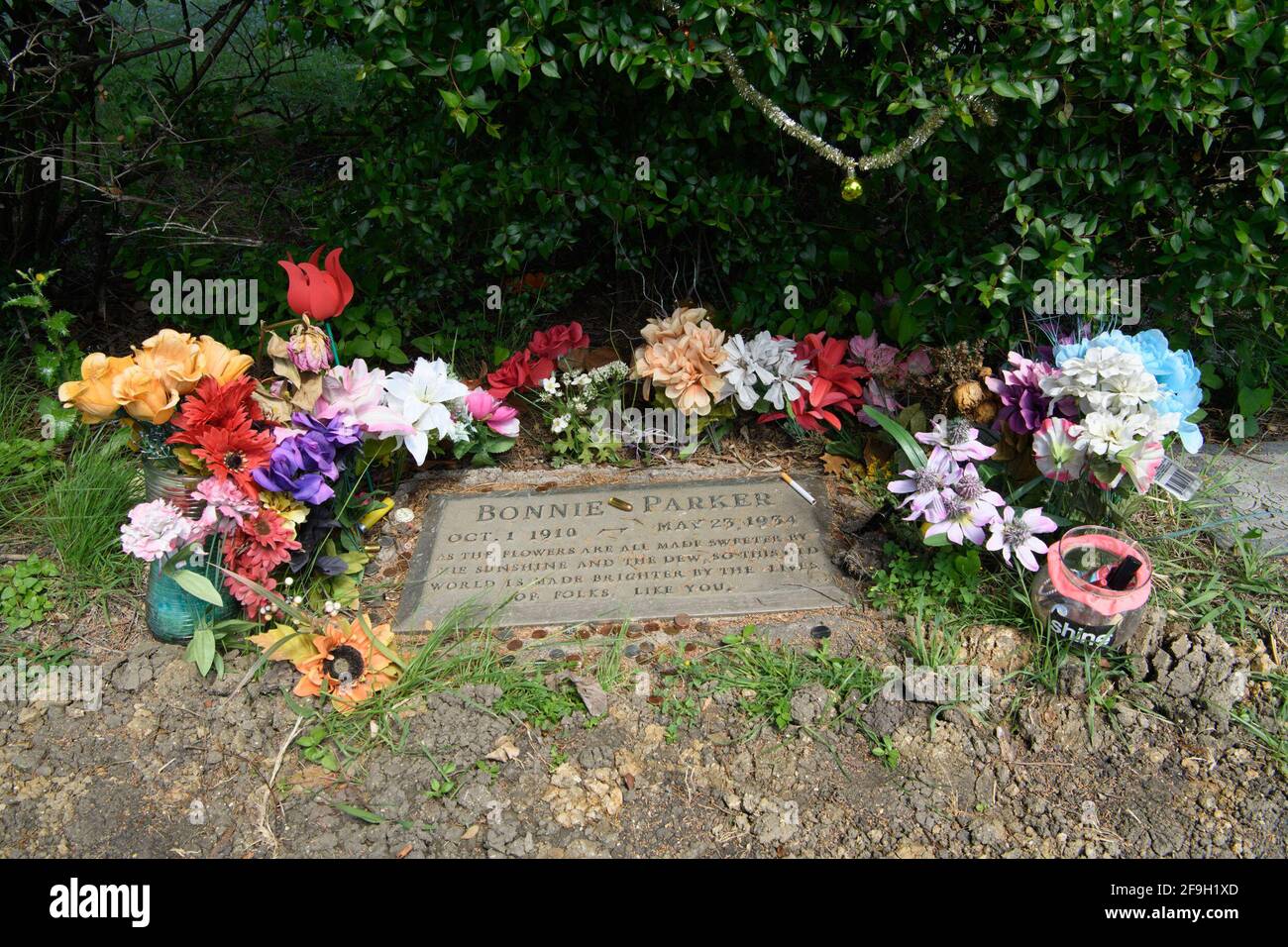 18. April 2021: Bonnie Parker und Clyde Barrow fuhren am 23. Mai 1934 um 9:15 UHR IN eine Falle in der Nähe ihres Versteckes am Black Lake, Louisiana, und wurden in einer Staustufe von 167 Kugeln niedergeschossen. Bonnie Parker wurde voller Kugeln gefunden, die ein Maschinengewehr, ein Sandwich und eine Packung Zigaretten hielten.Clyde Barrow, kaum erkennbar, hielt einen Revolver fest.Obwohl sie im Leben miteinander verbunden waren, wurden Bonnie und Clyde in den Tod gespalten. Während das Paar Seite an Seite begraben wollte, ließ Bonnie's Mutter, die ihre Beziehung zu Clyde abgelehnt hatte, ihre Tochter auf einem separaten Friedhof in Dallas begraben. Cl Stockfoto