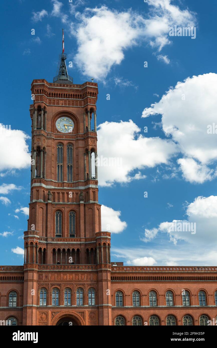 BERLIN, DEUTSCHLAND - 09. Mai 2020: BERLIN, DEUTSCHLAND 09. Mai 2020. Nahaufnahme des Roten Rathauses am Alexanderplatz mit schönen Wolken Stockfoto