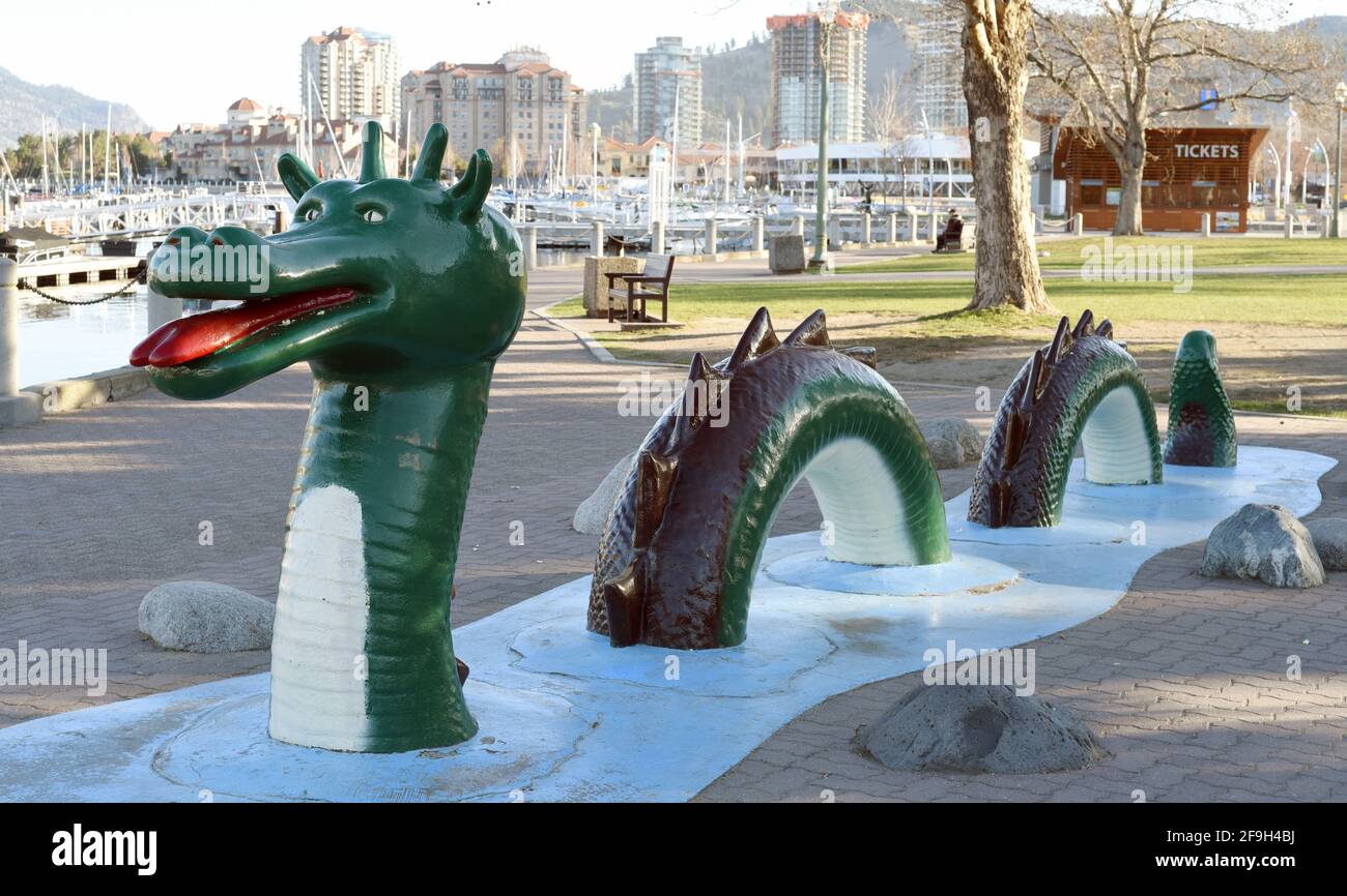 Seeschlange Soll Im Okanagan Lake Leben Ein Blick auf eine Statue von Ogopogo, einem Seeungeheuer, das im Lake