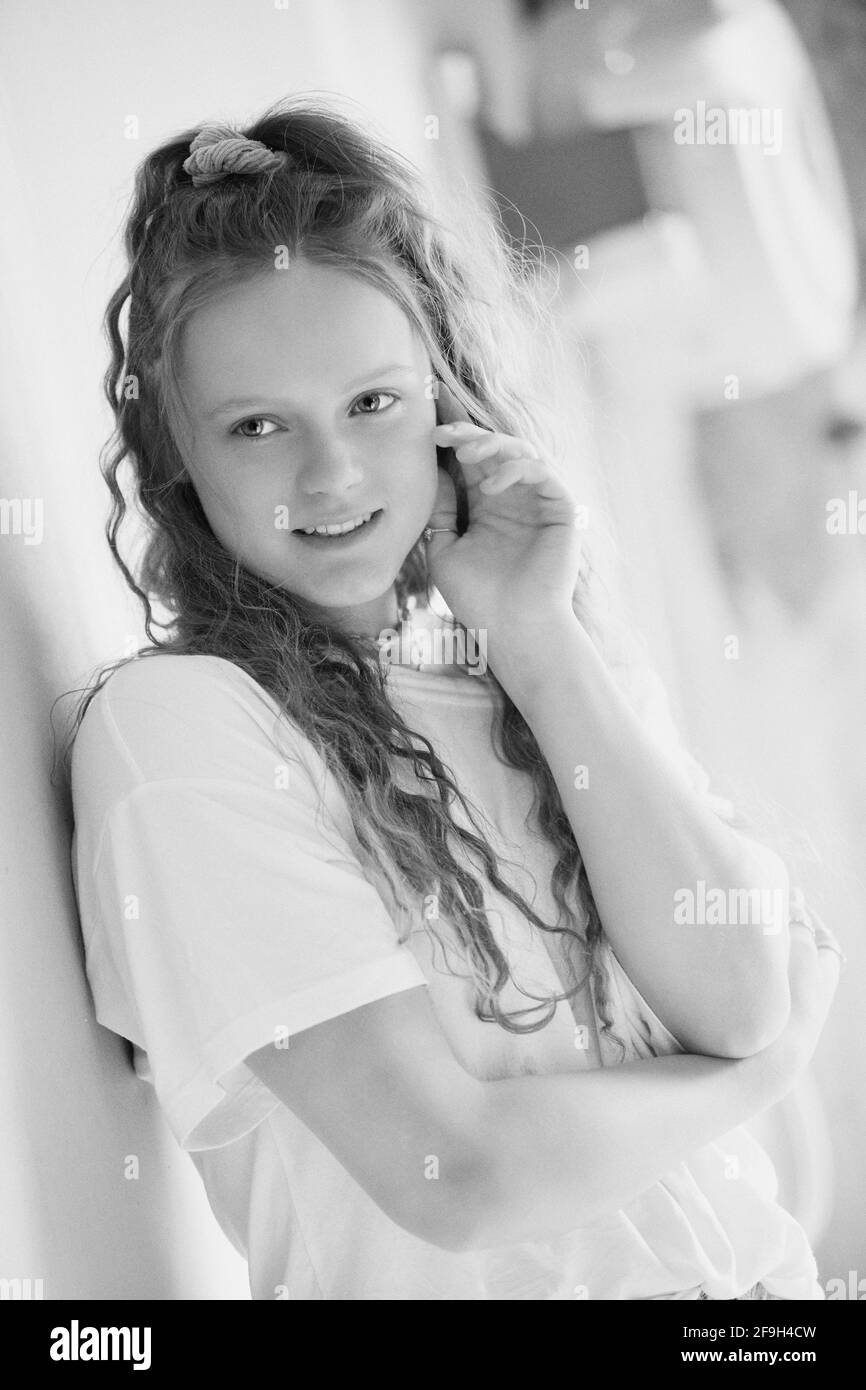 Schöne junge Mode-Modell in schwarz und weiß Stockfotografie - Alamy