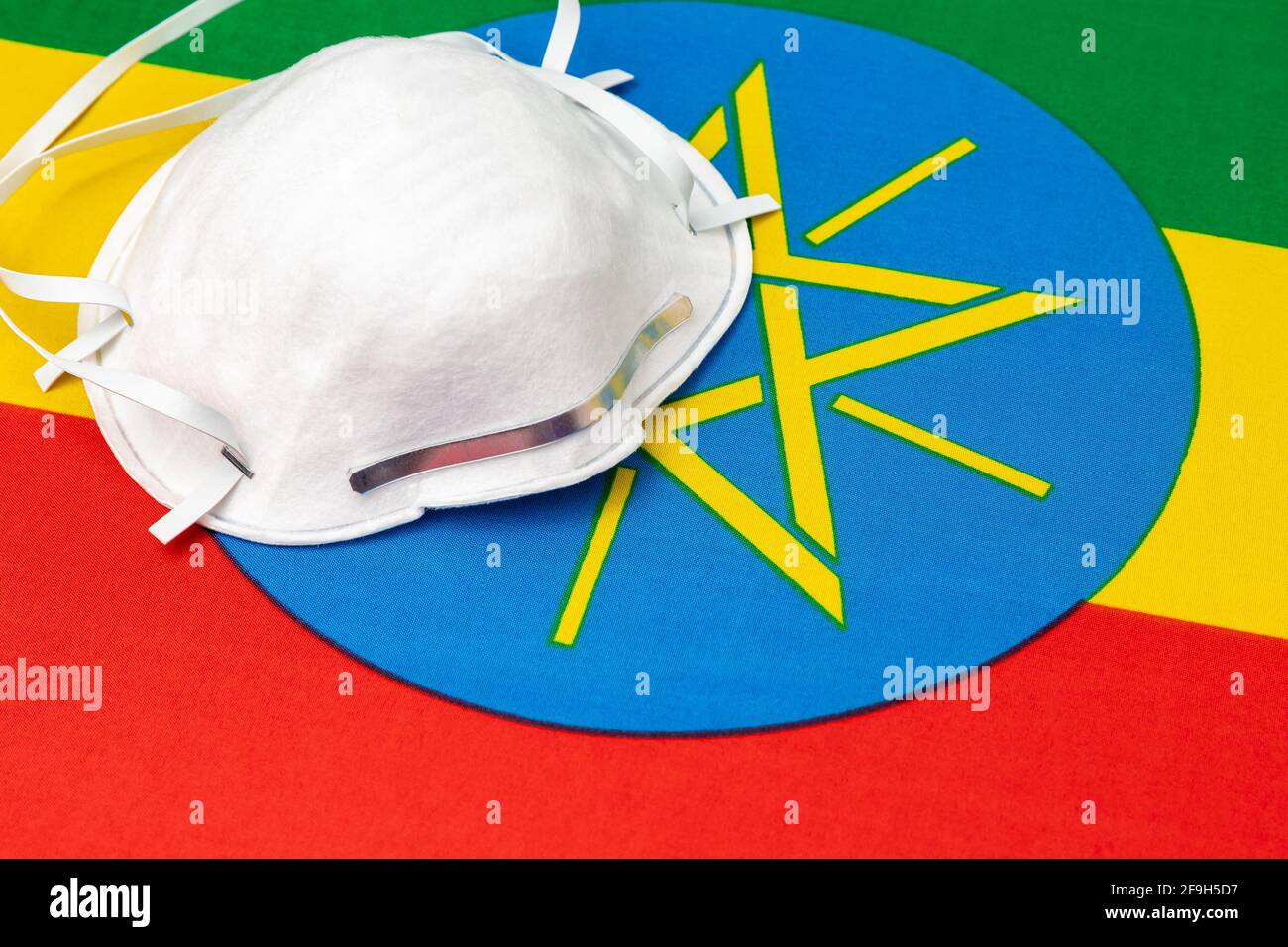 Äthiopien Flagge und N95 Gesichtsmaske. Konzept der Covid-19 Coronavirus-Sperre, Reiseverbot und Gesundheitskrise Stockfoto