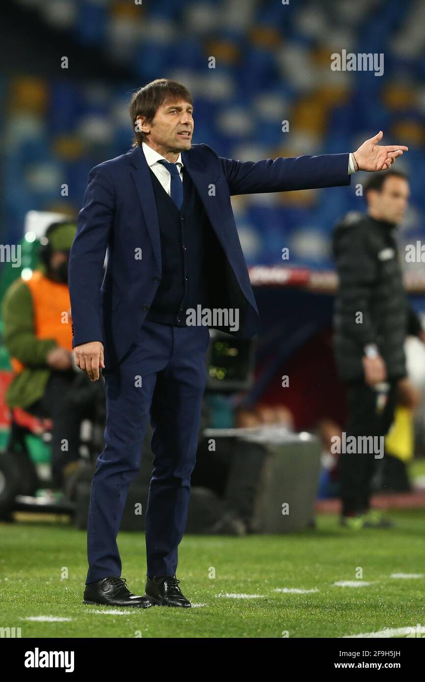 InterÕs der italienische Trainer Antonio Conte gesticuliert während des Fußballspiels der Serie A zwischen SSC Napoli und Inter im Diego Armando Maradona Stadium, Neapel, Italien, am 18. April 2021 Stockfoto