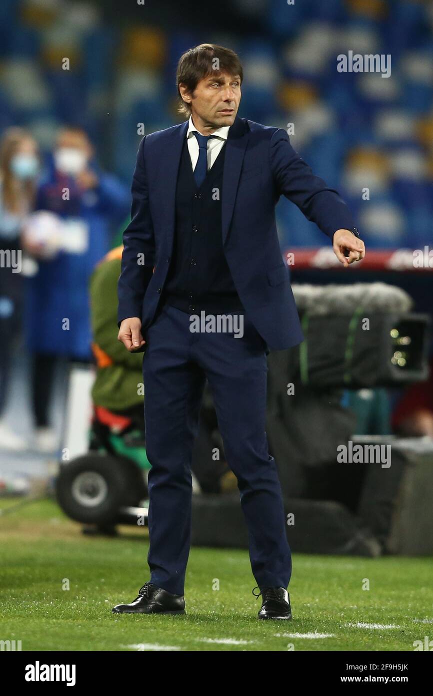 InterÕs der italienische Trainer Antonio Conte gesticuliert während des Fußballspiels der Serie A zwischen SSC Napoli und Inter im Diego Armando Maradona Stadium, Neapel, Italien, am 18. April 2021 Stockfoto
