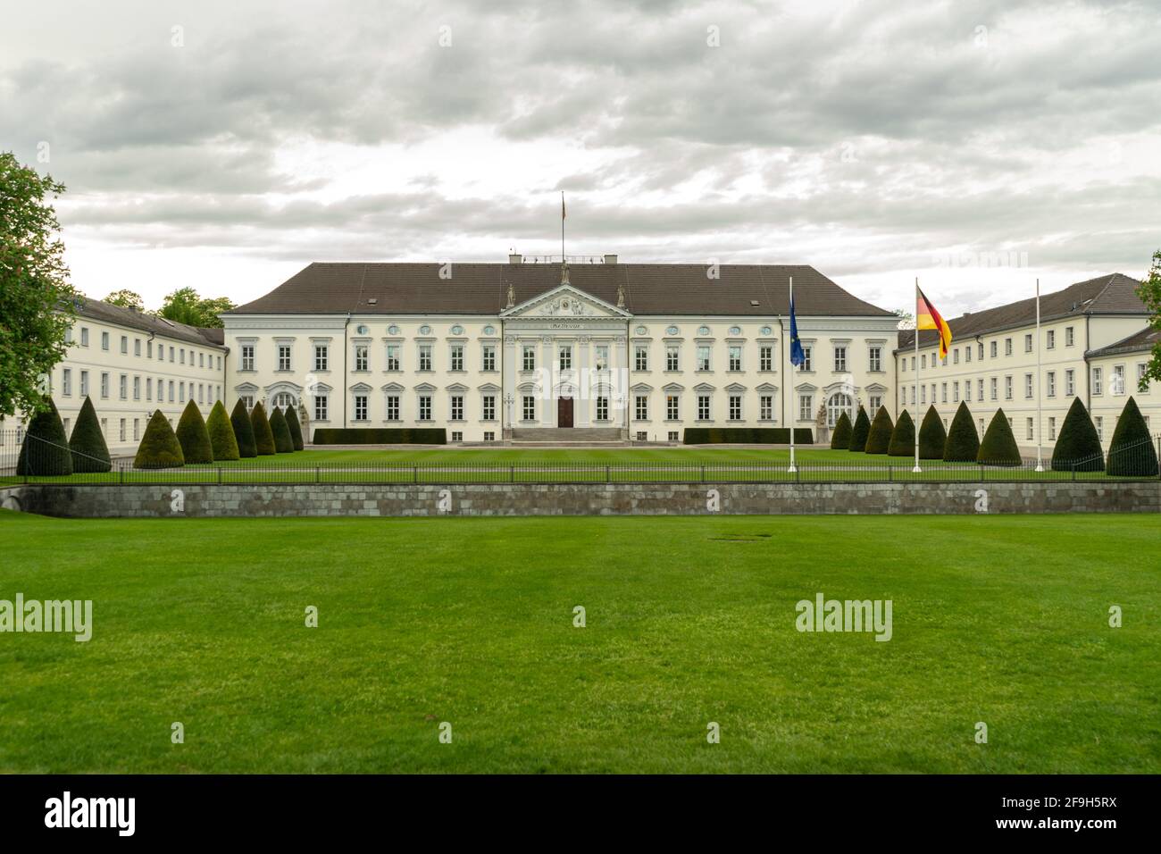 BERLIN, DEUTSCHLAND - 01. Mai 2020: BERLIN, DEUTSCHLAND - 01. Mai 2020 Schloss Bellevue, im Berliner Stadtteil Tiergarten gelegen, ha Stockfoto