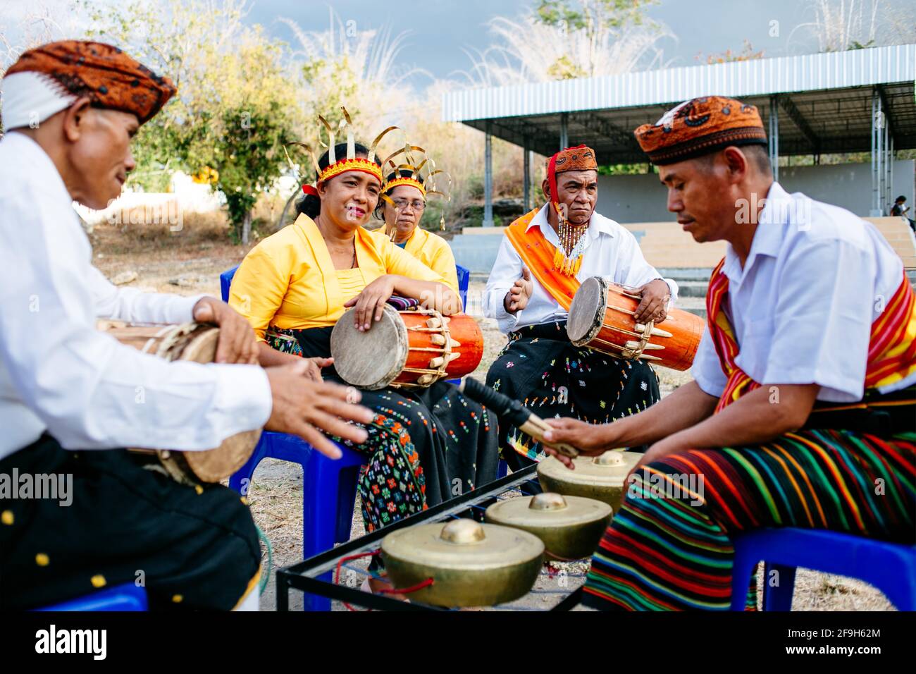 Menschen, die traditionelle Musik für Touristen in Batu Cermin, Labuan Bajo Indonesien, spielen. Am 19. September 2019 Stockfoto