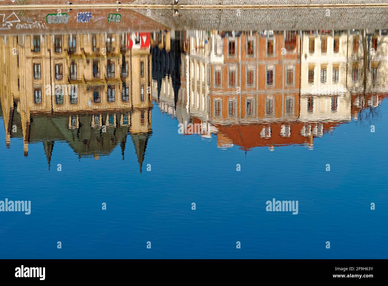 Gebäude - Reflexion im Wasser. Spiegelung von Ostrow Tumski in der oder. Stockfoto