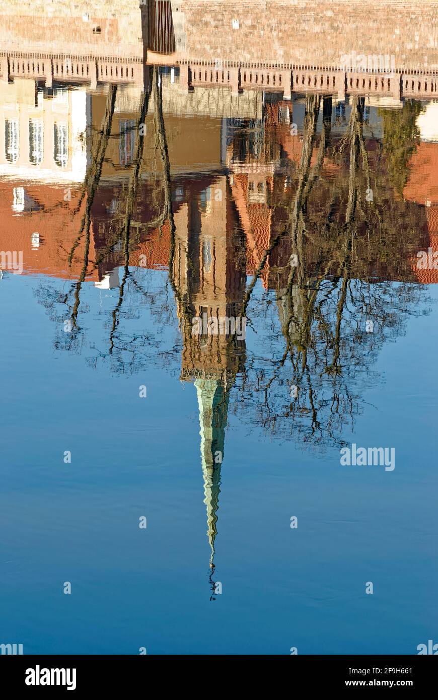 Kirchturm und Bäume im Wasserspiegel. Spiegelung von Ostrow Tumski in der oder. Stiftskirche des Heiligen Kreuzes und St. Bartholomäus. Stockfoto