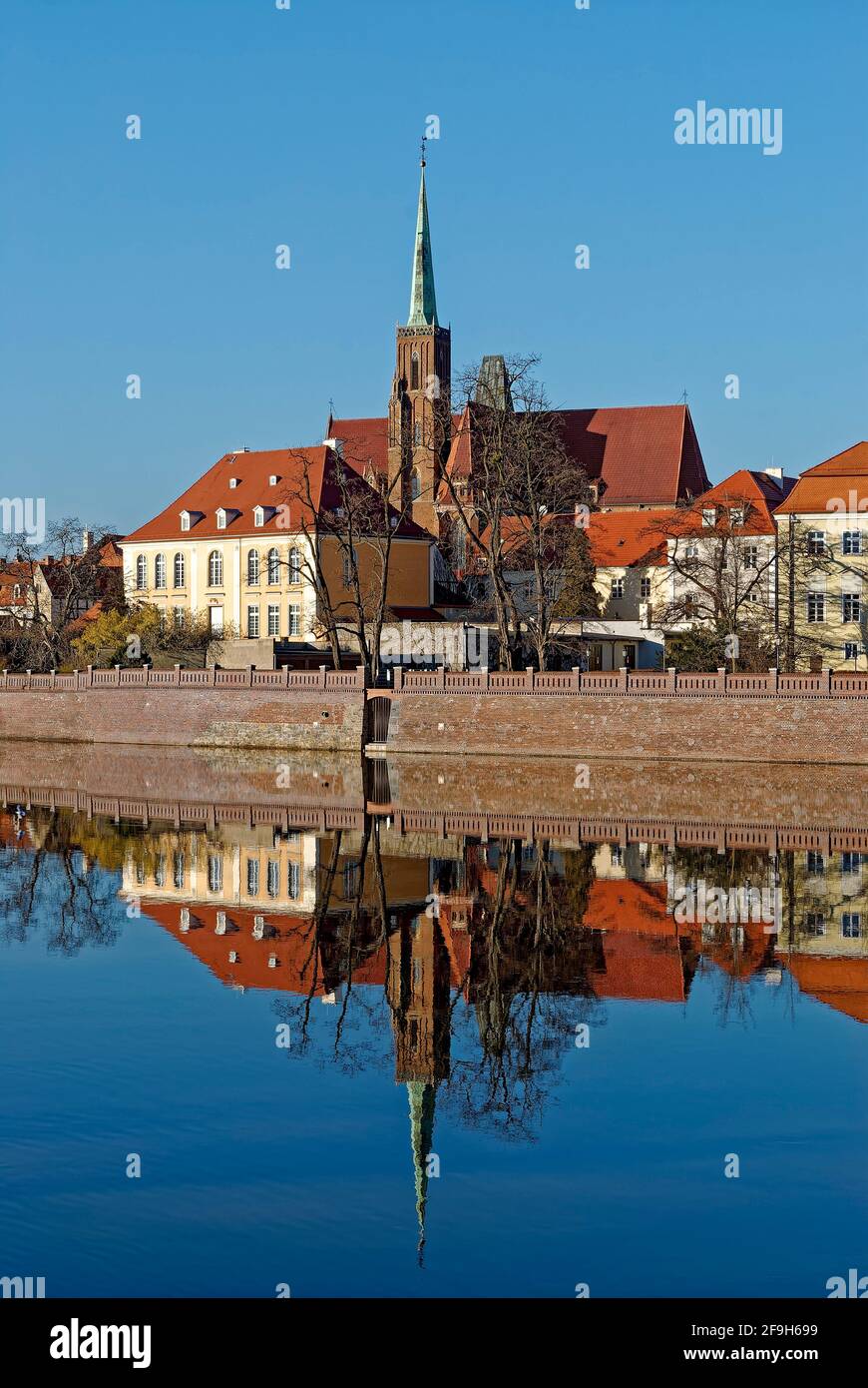 Stiftskirche des Heiligen Kreuzes und St. Bartholomäus - im Hintergrund des Fotos. Spiegelung von Ostrow Tumski in der oder. Stockfoto