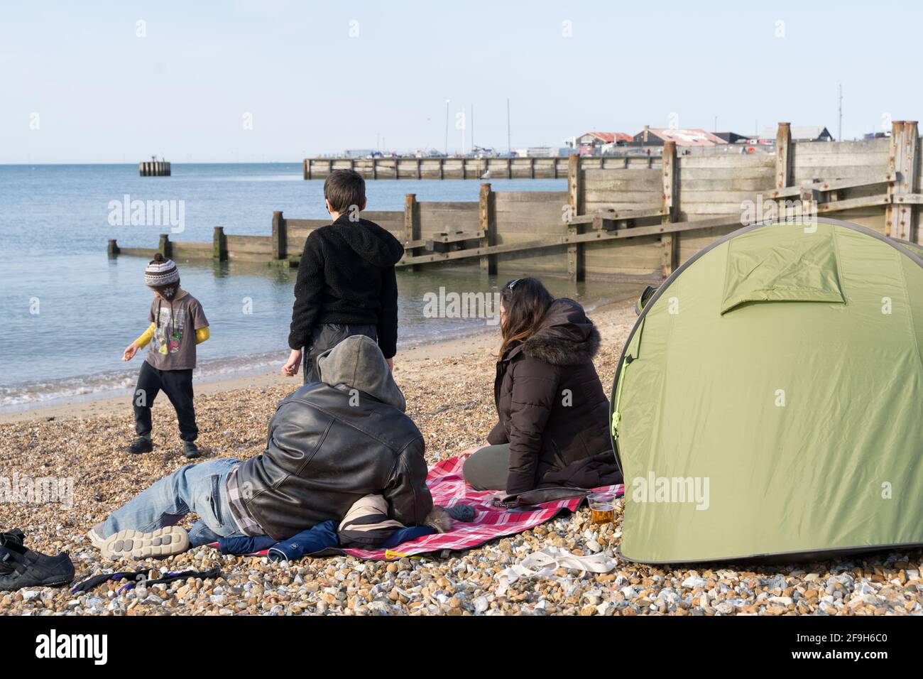 Familie am Strand Genießen Sie das Wochenende Stockfoto