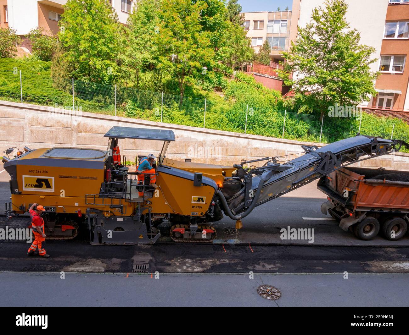 Usti nad Labem, Tschechische republik - 5.22.2018: Zwei Straßenarbeiter betreiben Straßenfräsmaschine Stockfoto