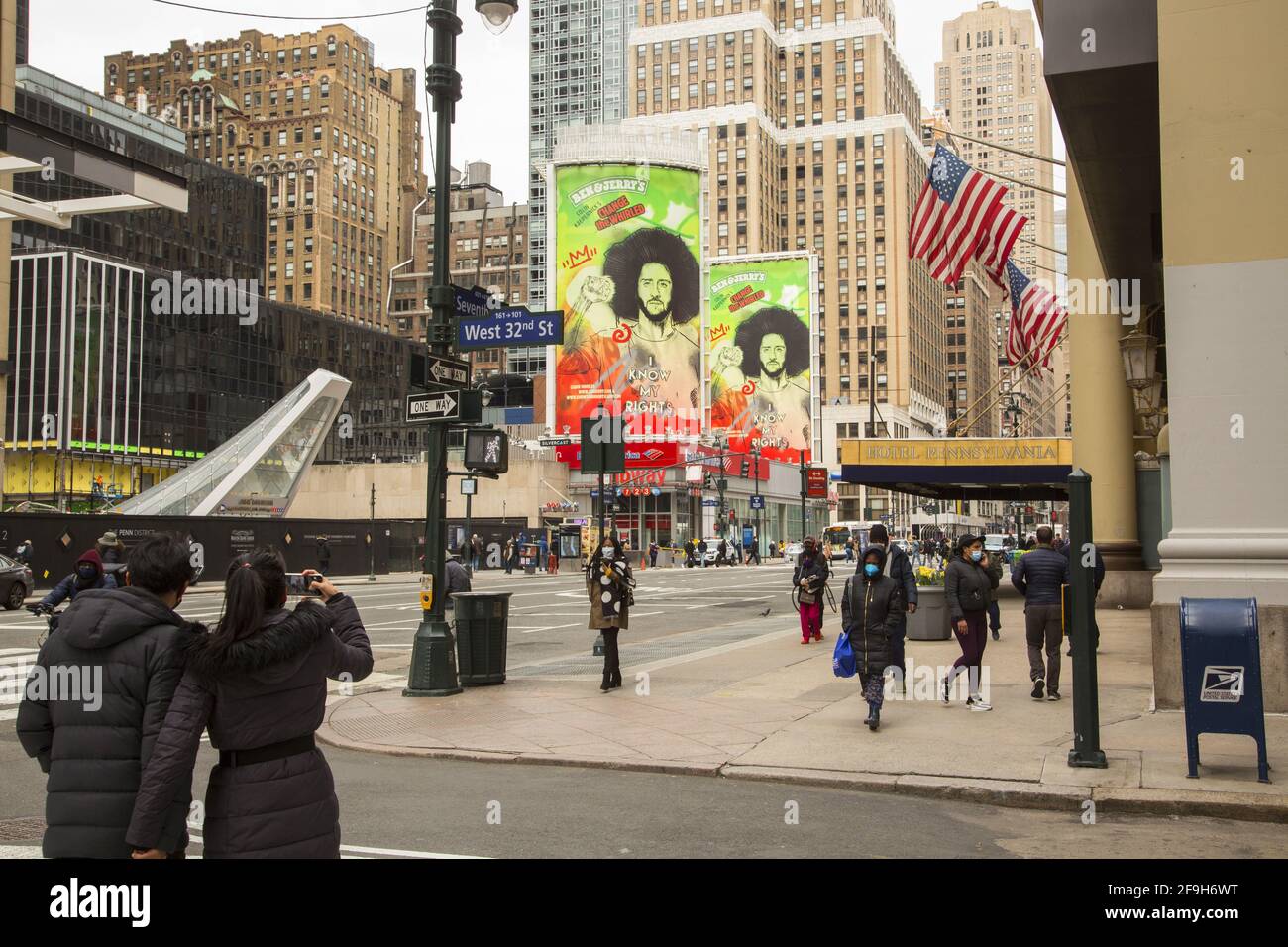 Blick auf die 7th Avenue von der 32nd Street am Eingang zur Penn Station auf der Westseite von Manhattan. Stockfoto
