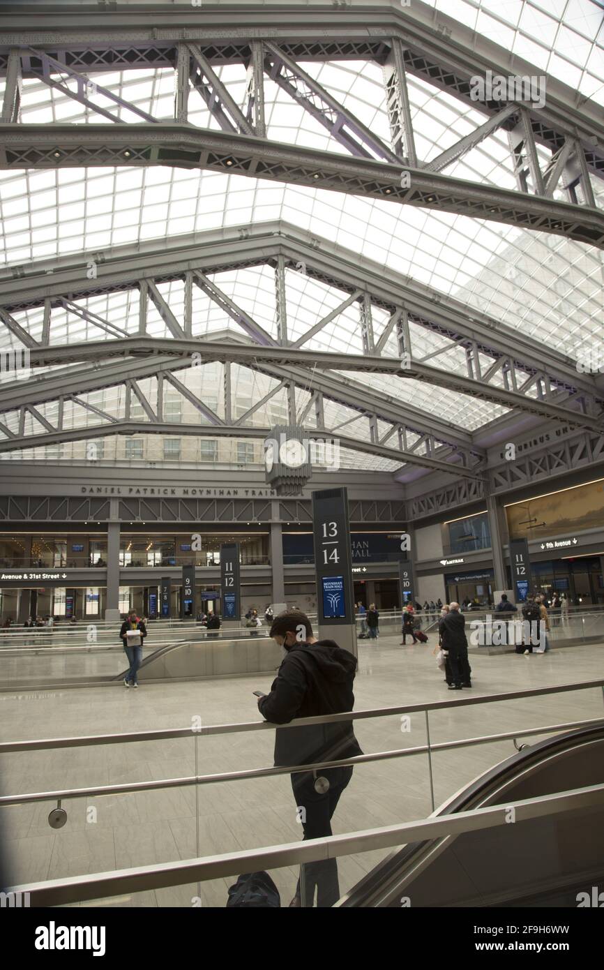 In der neuen Moynihan Train Hall, einer Erweiterung der Penn Station, wo die Menschen auf der Westseite Manhattans auf Züge warten. Stockfoto