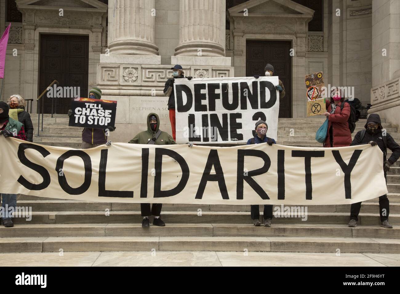 Eine Koalition aus Aktivistengruppen, darunter der Extinction Rebellion Riseup und Umweltschützern, demonstrieren vor der NY Public Library und marschieren dann zu verschiedenen Unternehmenszentralen, um die Botschaft zu senden, dass sie von Unternehmen für fossile Brennstoffe abtreten und Pipelines bauen sollten, wenn wir den Planeten vor einer eventuellen Zerstörung retten wollen Unserer Lebenserhaltungssysteme, Luft, Wasser, Boden usw. Stockfoto