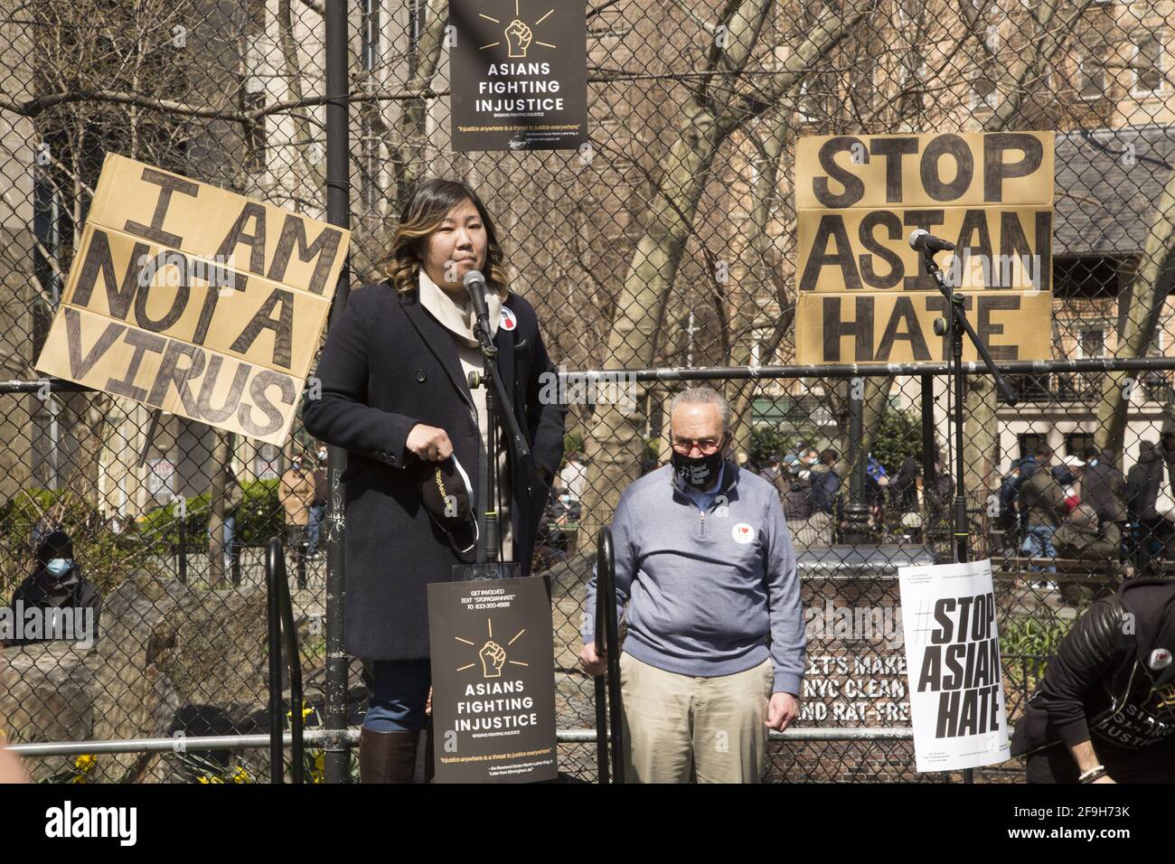 Kundgebung im Chinatown Park in NY City, um sich gegen die zunehmende Zahl von „asiatischen Hassverbrechen“ zu äußern, insbesondere gegen Frauen in NYC und in den USA seit der Ausbreitung von Covid-19. DIE US-Kongressabgeordnete Grace Meng spricht bei der Kundgebung der asiatischen Solidarität. Der Mehrheitsführer des Senats, Chuck Schumer, maskierte im Hintergrund zuhört. Stockfoto