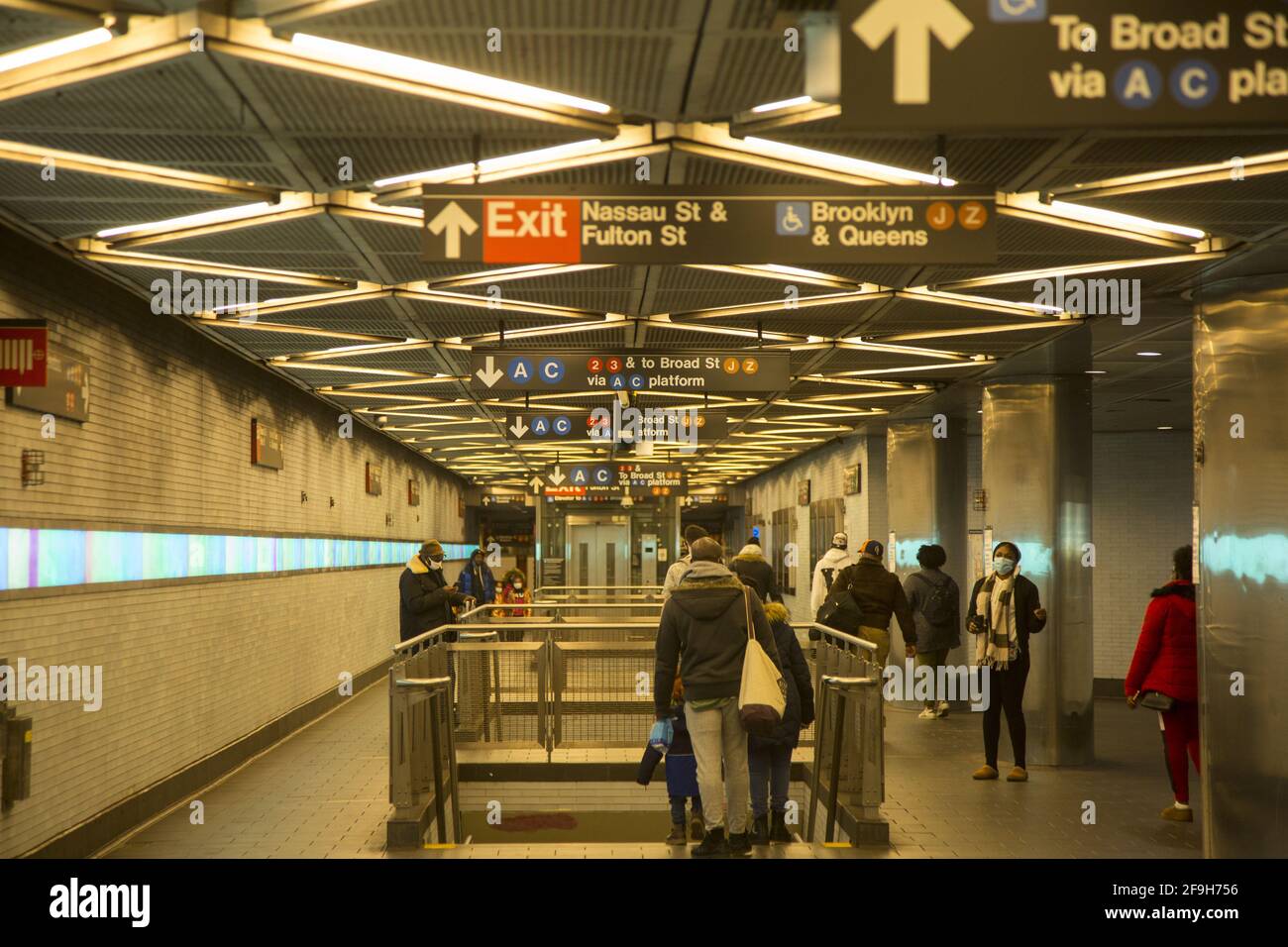 Im Inneren des Eingangs zum großen Fulton Street Transit Center am Fulton und Broadway, wo viele U-Bahnlinien in der Innenstadt von Manhattan verschmelzen. Stockfoto