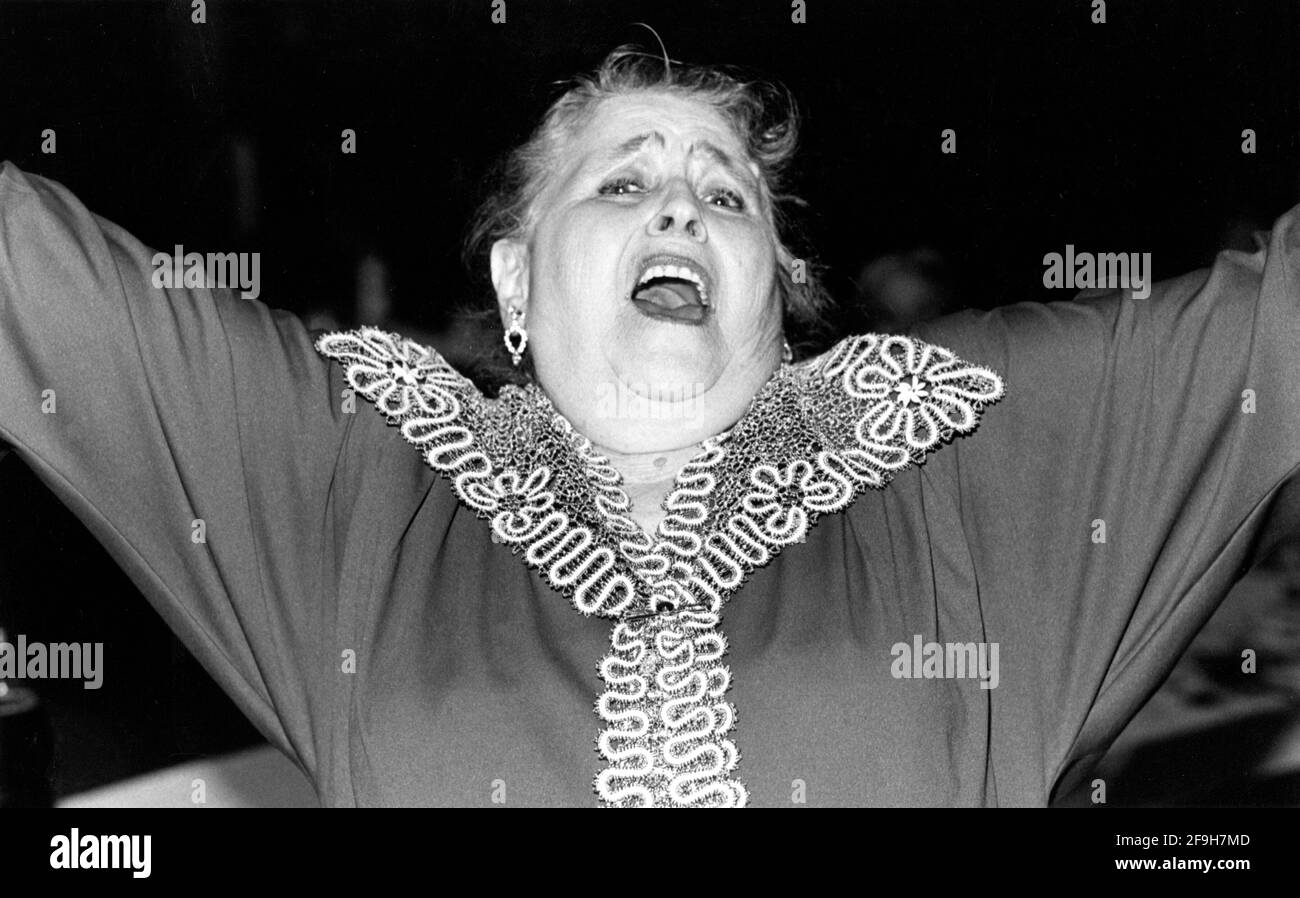 Frau singt Oper in einem Seniorenzentrum in Brooklyn, New York. Stockfoto